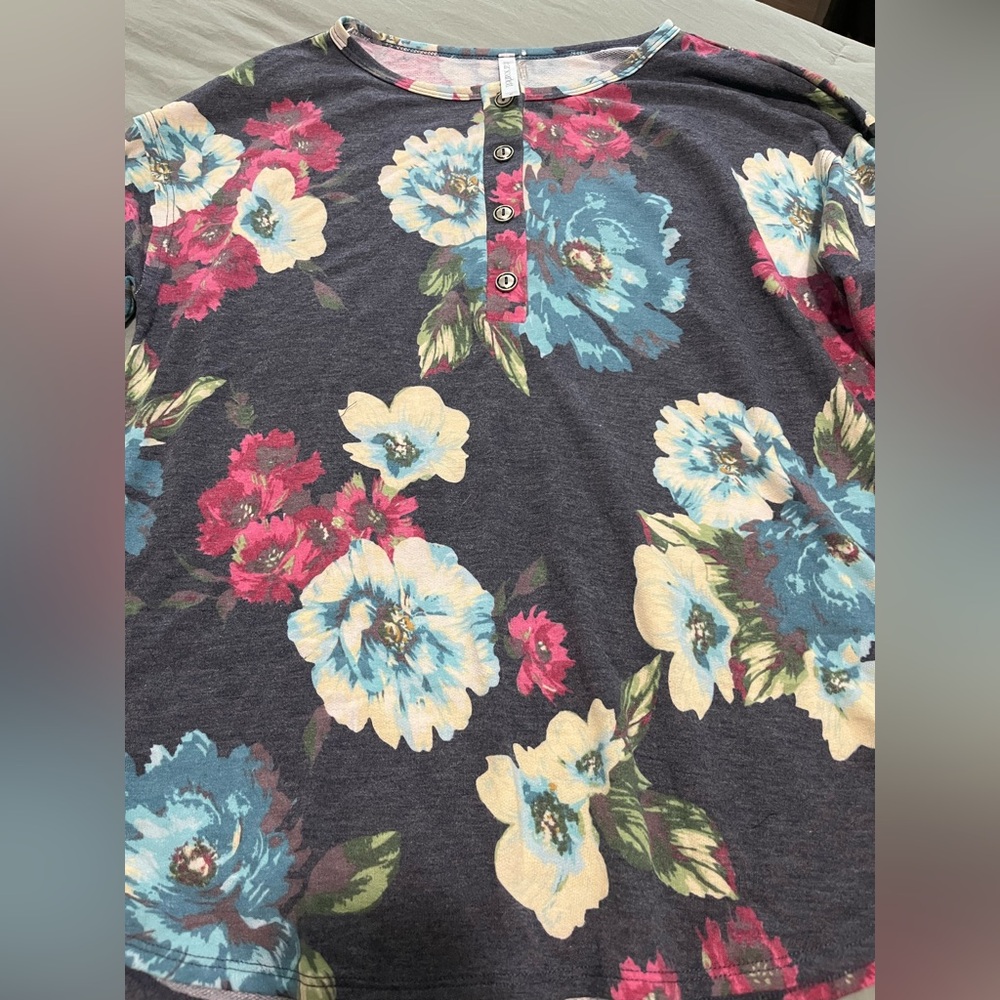 Floral Button Top - Picture 2 of 4